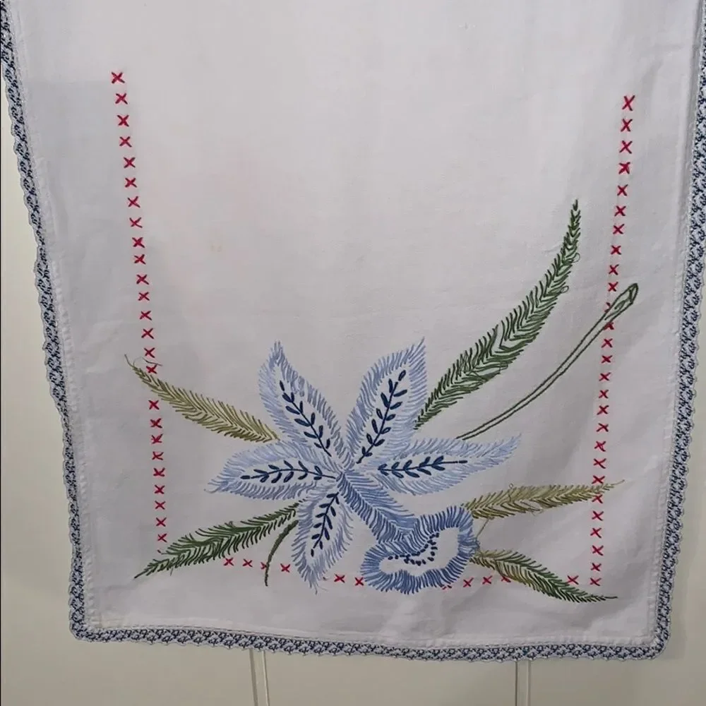‎Vtg cotton/linen embroidered table runner